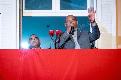 23 décembre 2014 : discours de Moncef Marzouki du balcon de son QG de campagne à l'Ariana, Tunis, devant une foule de partisans. Le président tunisien sortant Moncef Marzouki a annoncé mardi la création d’un mouvement visant à empêcher le retour de «la dictature» après la victoire à la présidentielle de Béji Caïd Essebsi, qu’il accuse d’être un représentant de l’ancien régime. «J’annonce ici, de ce lieu, que nous lançons le mouvement du peuple de citoyens». «Ni l’argent sale ni les médias biaisés ne peuvent changer le cours de l’histoire», a martelé Moncef Marzouki, tandis que ses partisans scandaient : «Le peuple veut une nouvelle révolution». «Partout, organisez-vous de manière pacifique, de manière démocratique pour être la force qui repousse la dictature (...), qui lui fait peur et l’empêche de tenter de s’infiltrer et de revenir par la fenêtre alors que nous l’avons faite sortir par la porte», a-t-il ajouté.