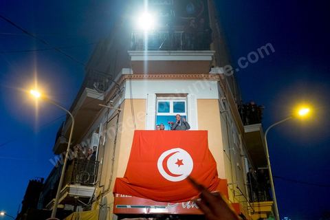 23 décembre 2014 : discours de Moncef Marzouki du balcon de son QG de campagne à l'Ariana, Tunis, devant une foule de partisans. Le président tunisien sortant Moncef Marzouki a annoncé mardi la création d’un mouvement visant à empêcher le retour de «la dictature» après la victoire à la présidentielle de Béji Caïd Essebsi, qu’il accuse d’être un représentant de l’ancien régime. «J’annonce ici, de ce lieu, que nous lançons le mouvement du peuple de citoyens». «Ni l’argent sale ni les médias biaisés ne peuvent changer le cours de l’histoire», a martelé Moncef Marzouki, tandis que ses partisans scandaient : «Le peuple veut une nouvelle révolution». «Partout, organisez-vous de manière pacifique, de manière démocratique pour être la force qui repousse la dictature (...), qui lui fait peur et l’empêche de tenter de s’infiltrer et de revenir par la fenêtre alors que nous l’avons faite sortir par la porte», a-t-il ajouté.