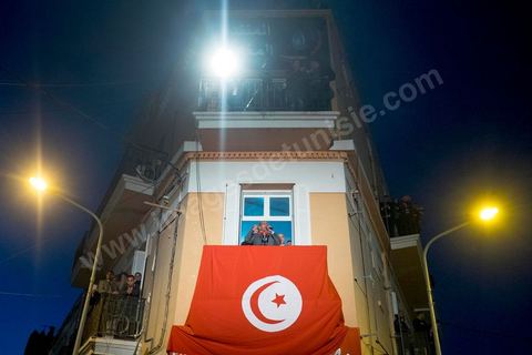 23 décembre 2014 : discours de Moncef Marzouki du balcon de son QG de campagne à l'Ariana, Tunis, devant une foule de partisans. Le président tunisien sortant Moncef Marzouki a annoncé mardi la création d’un mouvement visant à empêcher le retour de «la dictature» après la victoire à la présidentielle de Béji Caïd Essebsi, qu’il accuse d’être un représentant de l’ancien régime. «J’annonce ici, de ce lieu, que nous lançons le mouvement du peuple de citoyens». «Ni l’argent sale ni les médias biaisés ne peuvent changer le cours de l’histoire», a martelé Moncef Marzouki, tandis que ses partisans scandaient : «Le peuple veut une nouvelle révolution». «Partout, organisez-vous de manière pacifique, de manière démocratique pour être la force qui repousse la dictature (...), qui lui fait peur et l’empêche de tenter de s’infiltrer et de revenir par la fenêtre alors que nous l’avons faite sortir par la porte», a-t-il ajouté.