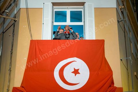 23 décembre 2014 : discours de Moncef Marzouki du balcon de son QG de campagne à l'Ariana, Tunis, devant une foule de partisans. Le président tunisien sortant Moncef Marzouki a annoncé mardi la création d’un mouvement visant à empêcher le retour de «la dictature» après la victoire à la présidentielle de Béji Caïd Essebsi, qu’il accuse d’être un représentant de l’ancien régime. «J’annonce ici, de ce lieu, que nous lançons le mouvement du peuple de citoyens». «Ni l’argent sale ni les médias biaisés ne peuvent changer le cours de l’histoire», a martelé Moncef Marzouki, tandis que ses partisans scandaient : «Le peuple veut une nouvelle révolution». «Partout, organisez-vous de manière pacifique, de manière démocratique pour être la force qui repousse la dictature (...), qui lui fait peur et l’empêche de tenter de s’infiltrer et de revenir par la fenêtre alors que nous l’avons faite sortir par la porte», a-t-il ajouté.