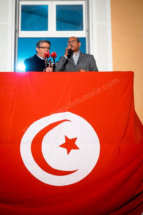 23 décembre 2014 : discours de Moncef Marzouki du balcon de son QG de campagne à l'Ariana, Tunis, devant une foule de partisans. Le président tunisien sortant Moncef Marzouki a annoncé mardi la création d’un mouvement visant à empêcher le retour de «la dictature» après la victoire à la présidentielle de Béji Caïd Essebsi, qu’il accuse d’être un représentant de l’ancien régime. «J’annonce ici, de ce lieu, que nous lançons le mouvement du peuple de citoyens». «Ni l’argent sale ni les médias biaisés ne peuvent changer le cours de l’histoire», a martelé Moncef Marzouki, tandis que ses partisans scandaient : «Le peuple veut une nouvelle révolution». «Partout, organisez-vous de manière pacifique, de manière démocratique pour être la force qui repousse la dictature (...), qui lui fait peur et l’empêche de tenter de s’infiltrer et de revenir par la fenêtre alors que nous l’avons faite sortir par la porte», a-t-il ajouté.
