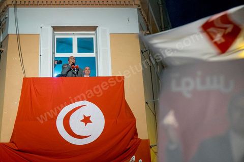 23 décembre 2014 : discours de Moncef Marzouki du balcon de son QG de campagne à l'Ariana, Tunis, devant une foule de partisans. Le président tunisien sortant Moncef Marzouki a annoncé mardi la création d’un mouvement visant à empêcher le retour de «la dictature» après la victoire à la présidentielle de Béji Caïd Essebsi, qu’il accuse d’être un représentant de l’ancien régime. «J’annonce ici, de ce lieu, que nous lançons le mouvement du peuple de citoyens». «Ni l’argent sale ni les médias biaisés ne peuvent changer le cours de l’histoire», a martelé Moncef Marzouki, tandis que ses partisans scandaient : «Le peuple veut une nouvelle révolution». «Partout, organisez-vous de manière pacifique, de manière démocratique pour être la force qui repousse la dictature (...), qui lui fait peur et l’empêche de tenter de s’infiltrer et de revenir par la fenêtre alors que nous l’avons faite sortir par la porte», a-t-il ajouté.