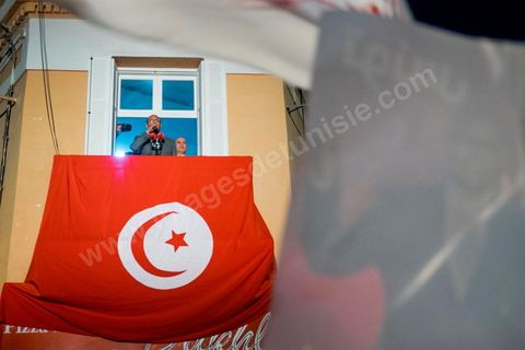 23 décembre 2014 : discours de Moncef Marzouki du balcon de son QG de campagne à l'Ariana, Tunis, devant une foule de partisans. Le président tunisien sortant Moncef Marzouki a annoncé mardi la création d’un mouvement visant à empêcher le retour de «la dictature» après la victoire à la présidentielle de Béji Caïd Essebsi, qu’il accuse d’être un représentant de l’ancien régime. «J’annonce ici, de ce lieu, que nous lançons le mouvement du peuple de citoyens». «Ni l’argent sale ni les médias biaisés ne peuvent changer le cours de l’histoire», a martelé Moncef Marzouki, tandis que ses partisans scandaient : «Le peuple veut une nouvelle révolution». «Partout, organisez-vous de manière pacifique, de manière démocratique pour être la force qui repousse la dictature (...), qui lui fait peur et l’empêche de tenter de s’infiltrer et de revenir par la fenêtre alors que nous l’avons faite sortir par la porte», a-t-il ajouté.