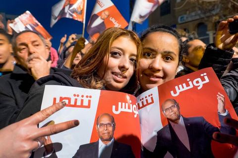 23 décembre 2014 : discours de Moncef Marzouki du balcon de son QG de campagne à l'Ariana, Tunis, devant une foule de partisans. Le président tunisien sortant Moncef Marzouki a annoncé mardi la création d’un mouvement visant à empêcher le retour de «la dictature» après la victoire à la présidentielle de Béji Caïd Essebsi, qu’il accuse d’être un représentant de l’ancien régime. «J’annonce ici, de ce lieu, que nous lançons le mouvement du peuple de citoyens». «Ni l’argent sale ni les médias biaisés ne peuvent changer le cours de l’histoire», a martelé Moncef Marzouki, tandis que ses partisans scandaient : «Le peuple veut une nouvelle révolution». «Partout, organisez-vous de manière pacifique, de manière démocratique pour être la force qui repousse la dictature (...), qui lui fait peur et l’empêche de tenter de s’infiltrer et de revenir par la fenêtre alors que nous l’avons faite sortir par la porte», a-t-il ajouté.