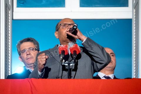 23 décembre 2014 : discours de Moncef Marzouki du balcon de son QG de campagne à l'Ariana, Tunis, devant une foule de partisans. Le président tunisien sortant Moncef Marzouki a annoncé mardi la création d’un mouvement visant à empêcher le retour de «la dictature» après la victoire à la présidentielle de Béji Caïd Essebsi, qu’il accuse d’être un représentant de l’ancien régime. «J’annonce ici, de ce lieu, que nous lançons le mouvement du peuple de citoyens». «Ni l’argent sale ni les médias biaisés ne peuvent changer le cours de l’histoire», a martelé Moncef Marzouki, tandis que ses partisans scandaient : «Le peuple veut une nouvelle révolution». «Partout, organisez-vous de manière pacifique, de manière démocratique pour être la force qui repousse la dictature (...), qui lui fait peur et l’empêche de tenter de s’infiltrer et de revenir par la fenêtre alors que nous l’avons faite sortir par la porte», a-t-il ajouté.
