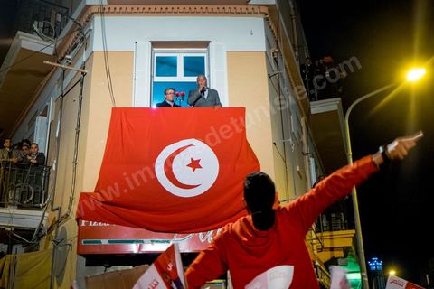 23 décembre 2014 : discours de Moncef Marzouki du balcon de son QG de campagne à l'Ariana, Tunis, devant une foule de partisans. Le président tunisien sortant Moncef Marzouki a annoncé mardi la création d’un mouvement visant à empêcher le retour de «la dictature» après la victoire à la présidentielle de Béji Caïd Essebsi, qu’il accuse d’être un représentant de l’ancien régime. «J’annonce ici, de ce lieu, que nous lançons le mouvement du peuple de citoyens». «Ni l’argent sale ni les médias biaisés ne peuvent changer le cours de l’histoire», a martelé Moncef Marzouki, tandis que ses partisans scandaient : «Le peuple veut une nouvelle révolution». «Partout, organisez-vous de manière pacifique, de manière démocratique pour être la force qui repousse la dictature (...), qui lui fait peur et l’empêche de tenter de s’infiltrer et de revenir par la fenêtre alors que nous l’avons faite sortir par la porte», a-t-il ajouté.