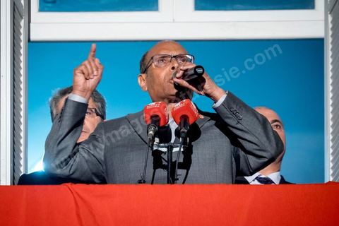 23 décembre 2014 : discours de Moncef Marzouki du balcon de son QG de campagne à l'Ariana, Tunis, devant une foule de partisans. Le président tunisien sortant Moncef Marzouki a annoncé mardi la création d’un mouvement visant à empêcher le retour de «la dictature» après la victoire à la présidentielle de Béji Caïd Essebsi, qu’il accuse d’être un représentant de l’ancien régime. «J’annonce ici, de ce lieu, que nous lançons le mouvement du peuple de citoyens». «Ni l’argent sale ni les médias biaisés ne peuvent changer le cours de l’histoire», a martelé Moncef Marzouki, tandis que ses partisans scandaient : «Le peuple veut une nouvelle révolution». «Partout, organisez-vous de manière pacifique, de manière démocratique pour être la force qui repousse la dictature (...), qui lui fait peur et l’empêche de tenter de s’infiltrer et de revenir par la fenêtre alors que nous l’avons faite sortir par la porte», a-t-il ajouté.