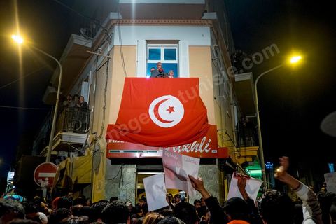 23 décembre 2014 : discours de Moncef Marzouki du balcon de son QG de campagne à l'Ariana, Tunis, devant une foule de partisans. Le président tunisien sortant Moncef Marzouki a annoncé mardi la création d’un mouvement visant à empêcher le retour de «la dictature» après la victoire à la présidentielle de Béji Caïd Essebsi, qu’il accuse d’être un représentant de l’ancien régime. «J’annonce ici, de ce lieu, que nous lançons le mouvement du peuple de citoyens». «Ni l’argent sale ni les médias biaisés ne peuvent changer le cours de l’histoire», a martelé Moncef Marzouki, tandis que ses partisans scandaient : «Le peuple veut une nouvelle révolution». «Partout, organisez-vous de manière pacifique, de manière démocratique pour être la force qui repousse la dictature (...), qui lui fait peur et l’empêche de tenter de s’infiltrer et de revenir par la fenêtre alors que nous l’avons faite sortir par la porte», a-t-il ajouté.