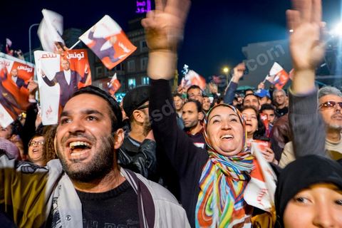 23 décembre 2014 : discours de Moncef Marzouki du balcon de son QG de campagne à l'Ariana, Tunis, devant une foule de partisans. Le président tunisien sortant Moncef Marzouki a annoncé mardi la création d’un mouvement visant à empêcher le retour de «la dictature» après la victoire à la présidentielle de Béji Caïd Essebsi, qu’il accuse d’être un représentant de l’ancien régime. «J’annonce ici, de ce lieu, que nous lançons le mouvement du peuple de citoyens». «Ni l’argent sale ni les médias biaisés ne peuvent changer le cours de l’histoire», a martelé Moncef Marzouki, tandis que ses partisans scandaient : «Le peuple veut une nouvelle révolution». «Partout, organisez-vous de manière pacifique, de manière démocratique pour être la force qui repousse la dictature (...), qui lui fait peur et l’empêche de tenter de s’infiltrer et de revenir par la fenêtre alors que nous l’avons faite sortir par la porte», a-t-il ajouté.