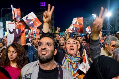 23 décembre 2014 : discours de Moncef Marzouki du balcon de son QG de campagne à l'Ariana, Tunis, devant une foule de partisans. Le président tunisien sortant Moncef Marzouki a annoncé mardi la création d’un mouvement visant à empêcher le retour de «la dictature» après la victoire à la présidentielle de Béji Caïd Essebsi, qu’il accuse d’être un représentant de l’ancien régime. «J’annonce ici, de ce lieu, que nous lançons le mouvement du peuple de citoyens». «Ni l’argent sale ni les médias biaisés ne peuvent changer le cours de l’histoire», a martelé Moncef Marzouki, tandis que ses partisans scandaient : «Le peuple veut une nouvelle révolution». «Partout, organisez-vous de manière pacifique, de manière démocratique pour être la force qui repousse la dictature (...), qui lui fait peur et l’empêche de tenter de s’infiltrer et de revenir par la fenêtre alors que nous l’avons faite sortir par la porte», a-t-il ajouté.