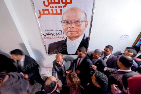 23 décembre 2014 : discours de Moncef Marzouki du balcon de son QG de campagne à l'Ariana, Tunis, devant une foule de partisans. Le président tunisien sortant Moncef Marzouki a annoncé mardi la création d’un mouvement visant à empêcher le retour de «la dictature» après la victoire à la présidentielle de Béji Caïd Essebsi, qu’il accuse d’être un représentant de l’ancien régime. «J’annonce ici, de ce lieu, que nous lançons le mouvement du peuple de citoyens». «Ni l’argent sale ni les médias biaisés ne peuvent changer le cours de l’histoire», a martelé Moncef Marzouki, tandis que ses partisans scandaient : «Le peuple veut une nouvelle révolution». «Partout, organisez-vous de manière pacifique, de manière démocratique pour être la force qui repousse la dictature (...), qui lui fait peur et l’empêche de tenter de s’infiltrer et de revenir par la fenêtre alors que nous l’avons faite sortir par la porte», a-t-il ajouté.