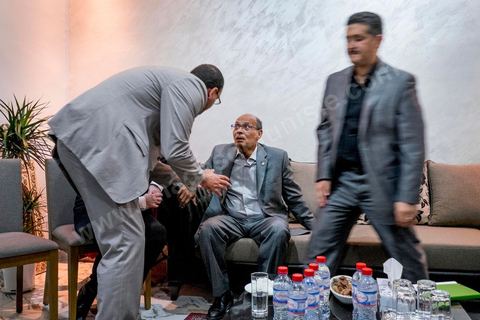 23 décembre 2014 : discours de Moncef Marzouki du balcon de son QG de campagne à l'Ariana, Tunis, devant une foule de partisans. Le président tunisien sortant Moncef Marzouki a annoncé mardi la création d’un mouvement visant à empêcher le retour de «la dictature» après la victoire à la présidentielle de Béji Caïd Essebsi, qu’il accuse d’être un représentant de l’ancien régime. «J’annonce ici, de ce lieu, que nous lançons le mouvement du peuple de citoyens». «Ni l’argent sale ni les médias biaisés ne peuvent changer le cours de l’histoire», a martelé Moncef Marzouki, tandis que ses partisans scandaient : «Le peuple veut une nouvelle révolution». «Partout, organisez-vous de manière pacifique, de manière démocratique pour être la force qui repousse la dictature (...), qui lui fait peur et l’empêche de tenter de s’infiltrer et de revenir par la fenêtre alors que nous l’avons faite sortir par la porte», a-t-il ajouté.