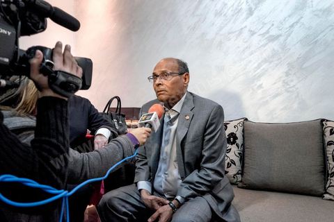 23 décembre 2014 : discours de Moncef Marzouki du balcon de son QG de campagne à l'Ariana, Tunis, devant une foule de partisans. Le président tunisien sortant Moncef Marzouki a annoncé mardi la création d’un mouvement visant à empêcher le retour de «la dictature» après la victoire à la présidentielle de Béji Caïd Essebsi, qu’il accuse d’être un représentant de l’ancien régime. «J’annonce ici, de ce lieu, que nous lançons le mouvement du peuple de citoyens». «Ni l’argent sale ni les médias biaisés ne peuvent changer le cours de l’histoire», a martelé Moncef Marzouki, tandis que ses partisans scandaient : «Le peuple veut une nouvelle révolution». «Partout, organisez-vous de manière pacifique, de manière démocratique pour être la force qui repousse la dictature (...), qui lui fait peur et l’empêche de tenter de s’infiltrer et de revenir par la fenêtre alors que nous l’avons faite sortir par la porte», a-t-il ajouté.