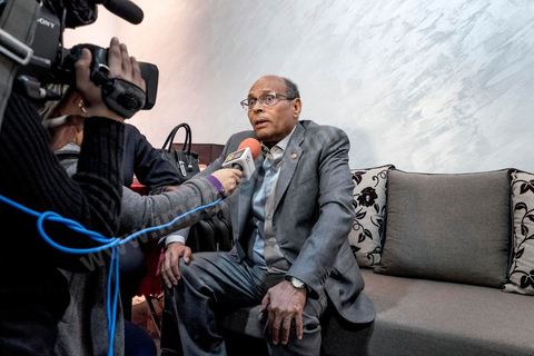 23 décembre 2014 : discours de Moncef Marzouki du balcon de son QG de campagne à l'Ariana, Tunis, devant une foule de partisans. Le président tunisien sortant Moncef Marzouki a annoncé mardi la création d’un mouvement visant à empêcher le retour de «la dictature» après la victoire à la présidentielle de Béji Caïd Essebsi, qu’il accuse d’être un représentant de l’ancien régime. «J’annonce ici, de ce lieu, que nous lançons le mouvement du peuple de citoyens». «Ni l’argent sale ni les médias biaisés ne peuvent changer le cours de l’histoire», a martelé Moncef Marzouki, tandis que ses partisans scandaient : «Le peuple veut une nouvelle révolution». «Partout, organisez-vous de manière pacifique, de manière démocratique pour être la force qui repousse la dictature (...), qui lui fait peur et l’empêche de tenter de s’infiltrer et de revenir par la fenêtre alors que nous l’avons faite sortir par la porte», a-t-il ajouté.