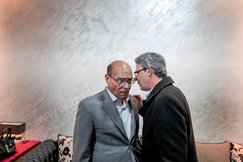 23 décembre 2014 : discours de Moncef Marzouki du balcon de son QG de campagne à l'Ariana, Tunis, devant une foule de partisans. Le président tunisien sortant Moncef Marzouki a annoncé mardi la création d’un mouvement visant à empêcher le retour de «la dictature» après la victoire à la présidentielle de Béji Caïd Essebsi, qu’il accuse d’être un représentant de l’ancien régime. «J’annonce ici, de ce lieu, que nous lançons le mouvement du peuple de citoyens». «Ni l’argent sale ni les médias biaisés ne peuvent changer le cours de l’histoire», a martelé Moncef Marzouki, tandis que ses partisans scandaient : «Le peuple veut une nouvelle révolution». «Partout, organisez-vous de manière pacifique, de manière démocratique pour être la force qui repousse la dictature (...), qui lui fait peur et l’empêche de tenter de s’infiltrer et de revenir par la fenêtre alors que nous l’avons faite sortir par la porte», a-t-il ajouté.