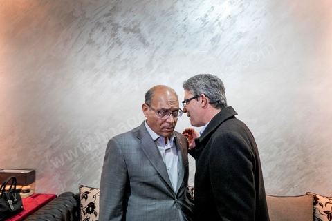 23 décembre 2014 : discours de Moncef Marzouki du balcon de son QG de campagne à l'Ariana, Tunis, devant une foule de partisans. Le président tunisien sortant Moncef Marzouki a annoncé mardi la création d’un mouvement visant à empêcher le retour de «la dictature» après la victoire à la présidentielle de Béji Caïd Essebsi, qu’il accuse d’être un représentant de l’ancien régime. «J’annonce ici, de ce lieu, que nous lançons le mouvement du peuple de citoyens». «Ni l’argent sale ni les médias biaisés ne peuvent changer le cours de l’histoire», a martelé Moncef Marzouki, tandis que ses partisans scandaient : «Le peuple veut une nouvelle révolution». «Partout, organisez-vous de manière pacifique, de manière démocratique pour être la force qui repousse la dictature (...), qui lui fait peur et l’empêche de tenter de s’infiltrer et de revenir par la fenêtre alors que nous l’avons faite sortir par la porte», a-t-il ajouté.