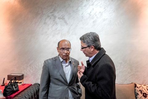 23 décembre 2014 : discours de Moncef Marzouki du balcon de son QG de campagne à l'Ariana, Tunis, devant une foule de partisans. Le président tunisien sortant Moncef Marzouki a annoncé mardi la création d’un mouvement visant à empêcher le retour de «la dictature» après la victoire à la présidentielle de Béji Caïd Essebsi, qu’il accuse d’être un représentant de l’ancien régime. «J’annonce ici, de ce lieu, que nous lançons le mouvement du peuple de citoyens». «Ni l’argent sale ni les médias biaisés ne peuvent changer le cours de l’histoire», a martelé Moncef Marzouki, tandis que ses partisans scandaient : «Le peuple veut une nouvelle révolution». «Partout, organisez-vous de manière pacifique, de manière démocratique pour être la force qui repousse la dictature (...), qui lui fait peur et l’empêche de tenter de s’infiltrer et de revenir par la fenêtre alors que nous l’avons faite sortir par la porte», a-t-il ajouté.