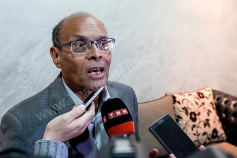 23 décembre 2014 : discours de Moncef Marzouki du balcon de son QG de campagne à l'Ariana, Tunis, devant une foule de partisans. Le président tunisien sortant Moncef Marzouki a annoncé mardi la création d’un mouvement visant à empêcher le retour de «la dictature» après la victoire à la présidentielle de Béji Caïd Essebsi, qu’il accuse d’être un représentant de l’ancien régime. «J’annonce ici, de ce lieu, que nous lançons le mouvement du peuple de citoyens». «Ni l’argent sale ni les médias biaisés ne peuvent changer le cours de l’histoire», a martelé Moncef Marzouki, tandis que ses partisans scandaient : «Le peuple veut une nouvelle révolution». «Partout, organisez-vous de manière pacifique, de manière démocratique pour être la force qui repousse la dictature (...), qui lui fait peur et l’empêche de tenter de s’infiltrer et de revenir par la fenêtre alors que nous l’avons faite sortir par la porte», a-t-il ajouté.