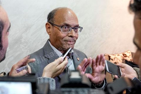 23 décembre 2014 : discours de Moncef Marzouki du balcon de son QG de campagne à l'Ariana, Tunis, devant une foule de partisans. Le président tunisien sortant Moncef Marzouki a annoncé mardi la création d’un mouvement visant à empêcher le retour de «la dictature» après la victoire à la présidentielle de Béji Caïd Essebsi, qu’il accuse d’être un représentant de l’ancien régime. «J’annonce ici, de ce lieu, que nous lançons le mouvement du peuple de citoyens». «Ni l’argent sale ni les médias biaisés ne peuvent changer le cours de l’histoire», a martelé Moncef Marzouki, tandis que ses partisans scandaient : «Le peuple veut une nouvelle révolution». «Partout, organisez-vous de manière pacifique, de manière démocratique pour être la force qui repousse la dictature (...), qui lui fait peur et l’empêche de tenter de s’infiltrer et de revenir par la fenêtre alors que nous l’avons faite sortir par la porte», a-t-il ajouté.