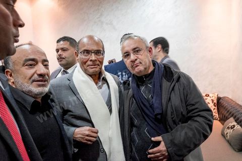 23 décembre 2014 : discours de Moncef Marzouki du balcon de son QG de campagne à l'Ariana, Tunis, devant une foule de partisans. Le président tunisien sortant Moncef Marzouki a annoncé mardi la création d’un mouvement visant à empêcher le retour de «la dictature» après la victoire à la présidentielle de Béji Caïd Essebsi, qu’il accuse d’être un représentant de l’ancien régime. «J’annonce ici, de ce lieu, que nous lançons le mouvement du peuple de citoyens». «Ni l’argent sale ni les médias biaisés ne peuvent changer le cours de l’histoire», a martelé Moncef Marzouki, tandis que ses partisans scandaient : «Le peuple veut une nouvelle révolution». «Partout, organisez-vous de manière pacifique, de manière démocratique pour être la force qui repousse la dictature (...), qui lui fait peur et l’empêche de tenter de s’infiltrer et de revenir par la fenêtre alors que nous l’avons faite sortir par la porte», a-t-il ajouté.