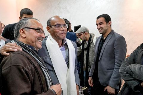 23 décembre 2014 : discours de Moncef Marzouki du balcon de son QG de campagne à l'Ariana, Tunis, devant une foule de partisans. Le président tunisien sortant Moncef Marzouki a annoncé mardi la création d’un mouvement visant à empêcher le retour de «la dictature» après la victoire à la présidentielle de Béji Caïd Essebsi, qu’il accuse d’être un représentant de l’ancien régime. «J’annonce ici, de ce lieu, que nous lançons le mouvement du peuple de citoyens». «Ni l’argent sale ni les médias biaisés ne peuvent changer le cours de l’histoire», a martelé Moncef Marzouki, tandis que ses partisans scandaient : «Le peuple veut une nouvelle révolution». «Partout, organisez-vous de manière pacifique, de manière démocratique pour être la force qui repousse la dictature (...), qui lui fait peur et l’empêche de tenter de s’infiltrer et de revenir par la fenêtre alors que nous l’avons faite sortir par la porte», a-t-il ajouté.