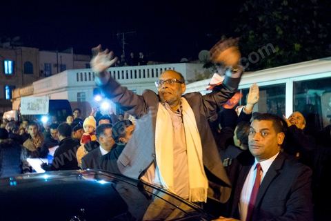 23 décembre 2014 : discours de Moncef Marzouki du balcon de son QG de campagne à l'Ariana, Tunis, devant une foule de partisans. Le président tunisien sortant Moncef Marzouki a annoncé mardi la création d’un mouvement visant à empêcher le retour de «la dictature» après la victoire à la présidentielle de Béji Caïd Essebsi, qu’il accuse d’être un représentant de l’ancien régime. «J’annonce ici, de ce lieu, que nous lançons le mouvement du peuple de citoyens». «Ni l’argent sale ni les médias biaisés ne peuvent changer le cours de l’histoire», a martelé Moncef Marzouki, tandis que ses partisans scandaient : «Le peuple veut une nouvelle révolution». «Partout, organisez-vous de manière pacifique, de manière démocratique pour être la force qui repousse la dictature (...), qui lui fait peur et l’empêche de tenter de s’infiltrer et de revenir par la fenêtre alors que nous l’avons faite sortir par la porte», a-t-il ajouté.
