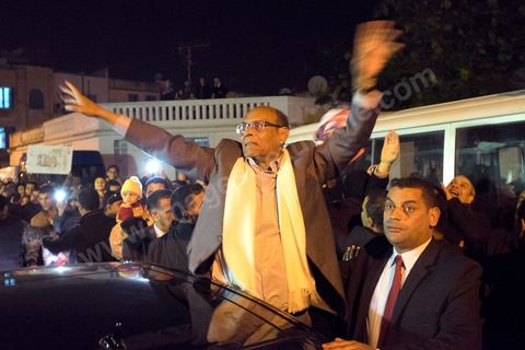 23 décembre 2014 : discours de Moncef Marzouki du balcon de son QG de campagne à l'Ariana, Tunis, devant une foule de partisans. Le président tunisien sortant Moncef Marzouki a annoncé mardi la création d’un mouvement visant à empêcher le retour de «la dictature» après la victoire à la présidentielle de Béji Caïd Essebsi, qu’il accuse d’être un représentant de l’ancien régime. «J’annonce ici, de ce lieu, que nous lançons le mouvement du peuple de citoyens». «Ni l’argent sale ni les médias biaisés ne peuvent changer le cours de l’histoire», a martelé Moncef Marzouki, tandis que ses partisans scandaient : «Le peuple veut une nouvelle révolution». «Partout, organisez-vous de manière pacifique, de manière démocratique pour être la force qui repousse la dictature (...), qui lui fait peur et l’empêche de tenter de s’infiltrer et de revenir par la fenêtre alors que nous l’avons faite sortir par la porte», a-t-il ajouté.