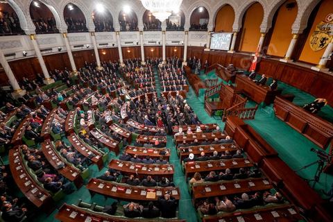 31 décembre 2014 : Béji Caïd Essebsi, vainqueur de l’élection présidentielle du 21 décembre, a prêté serment, mercredi 31 décembre 2014, devant les députés de l’Assemblée des représentants du peuple (ARP), des ministres et des personnalités nationales et des ambassadeurs de l’étranger, devenant ainsi le premier président de la deuxième République tunisienne.M. Caïd Essebsi a rendu hommage durant son discours aux martyrs de la Tunisie à l’instar de Farhat Hached, Hedi Chaker, Mohamed Bouazizi, Lotfi Nagdh, Chokri Belaid et Mohamed Brahmi.  Il a indiqué qu’il sera le président de tous les Tunisiens sans exception en appelant à l’unité nationale et a promis de respecter la constitution et à assurer la transparence.