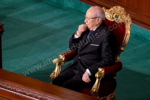 31 décembre 2014 : Béji Caïd Essebsi, vainqueur de l’élection présidentielle du 21 décembre, a prêté serment, mercredi 31 décembre 2014, devant les députés de l’Assemblée des représentants du peuple (ARP), des ministres et des personnalités nationales et des ambassadeurs de l’étranger, devenant ainsi le premier président de la deuxième République tunisienne.M. Caïd Essebsi a rendu hommage durant son discours aux martyrs de la Tunisie à l’instar de Farhat Hached, Hedi Chaker, Mohamed Bouazizi, Lotfi Nagdh, Chokri Belaid et Mohamed Brahmi.  Il a indiqué qu’il sera le président de tous les Tunisiens sans exception en appelant à l’unité nationale et a promis de respecter la constitution et à assurer la transparence.