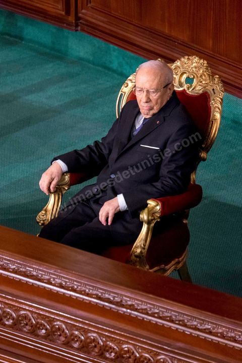 31 décembre 2014 : Béji Caïd Essebsi, vainqueur de l’élection présidentielle du 21 décembre, a prêté serment, mercredi 31 décembre 2014, devant les députés de l’Assemblée des représentants du peuple (ARP), des ministres et des personnalités nationales et des ambassadeurs de l’étranger, devenant ainsi le premier président de la deuxième République tunisienne.M. Caïd Essebsi a rendu hommage durant son discours aux martyrs de la Tunisie à l’instar de Farhat Hached, Hedi Chaker, Mohamed Bouazizi, Lotfi Nagdh, Chokri Belaid et Mohamed Brahmi.  Il a indiqué qu’il sera le président de tous les Tunisiens sans exception en appelant à l’unité nationale et a promis de respecter la constitution et à assurer la transparence.