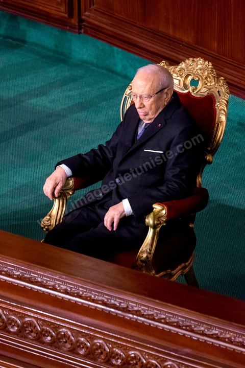 31 décembre 2014 : Béji Caïd Essebsi, vainqueur de l’élection présidentielle du 21 décembre, a prêté serment, mercredi 31 décembre 2014, devant les députés de l’Assemblée des représentants du peuple (ARP), des ministres et des personnalités nationales et des ambassadeurs de l’étranger, devenant ainsi le premier président de la deuxième République tunisienne.M. Caïd Essebsi a rendu hommage durant son discours aux martyrs de la Tunisie à l’instar de Farhat Hached, Hedi Chaker, Mohamed Bouazizi, Lotfi Nagdh, Chokri Belaid et Mohamed Brahmi.  Il a indiqué qu’il sera le président de tous les Tunisiens sans exception en appelant à l’unité nationale et a promis de respecter la constitution et à assurer la transparence.