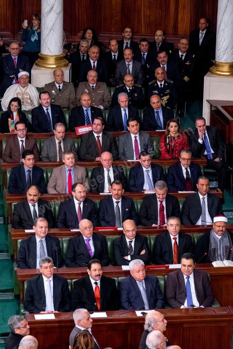 31 décembre 2014 : Béji Caïd Essebsi, vainqueur de l’élection présidentielle du 21 décembre, a prêté serment, mercredi 31 décembre 2014, devant les députés de l’Assemblée des représentants du peuple (ARP), des ministres et des personnalités nationales et des ambassadeurs de l’étranger, devenant ainsi le premier président de la deuxième République tunisienne.M. Caïd Essebsi a rendu hommage durant son discours aux martyrs de la Tunisie à l’instar de Farhat Hached, Hedi Chaker, Mohamed Bouazizi, Lotfi Nagdh, Chokri Belaid et Mohamed Brahmi.  Il a indiqué qu’il sera le président de tous les Tunisiens sans exception en appelant à l’unité nationale et a promis de respecter la constitution et à assurer la transparence.