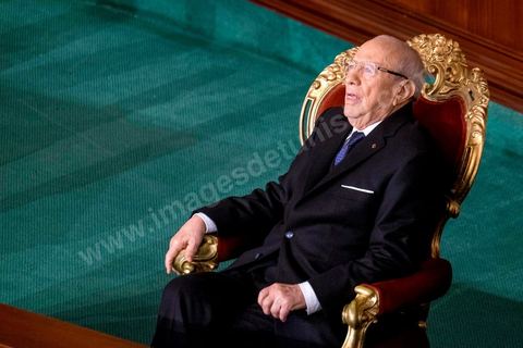 31 décembre 2014 : Béji Caïd Essebsi, vainqueur de l’élection présidentielle du 21 décembre, a prêté serment, mercredi 31 décembre 2014, devant les députés de l’Assemblée des représentants du peuple (ARP), des ministres et des personnalités nationales et des ambassadeurs de l’étranger, devenant ainsi le premier président de la deuxième République tunisienne.M. Caïd Essebsi a rendu hommage durant son discours aux martyrs de la Tunisie à l’instar de Farhat Hached, Hedi Chaker, Mohamed Bouazizi, Lotfi Nagdh, Chokri Belaid et Mohamed Brahmi.  Il a indiqué qu’il sera le président de tous les Tunisiens sans exception en appelant à l’unité nationale et a promis de respecter la constitution et à assurer la transparence.