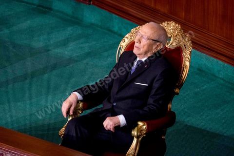 31 décembre 2014 : Béji Caïd Essebsi, vainqueur de l’élection présidentielle du 21 décembre, a prêté serment, mercredi 31 décembre 2014, devant les députés de l’Assemblée des représentants du peuple (ARP), des ministres et des personnalités nationales et des ambassadeurs de l’étranger, devenant ainsi le premier président de la deuxième République tunisienne.M. Caïd Essebsi a rendu hommage durant son discours aux martyrs de la Tunisie à l’instar de Farhat Hached, Hedi Chaker, Mohamed Bouazizi, Lotfi Nagdh, Chokri Belaid et Mohamed Brahmi.  Il a indiqué qu’il sera le président de tous les Tunisiens sans exception en appelant à l’unité nationale et a promis de respecter la constitution et à assurer la transparence.