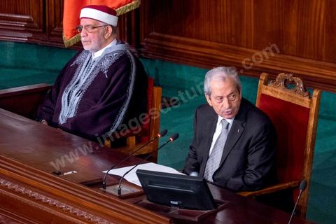 31 décembre 2014 : Béji Caïd Essebsi, vainqueur de l’élection présidentielle du 21 décembre, a prêté serment, mercredi 31 décembre 2014, devant les députés de l’Assemblée des représentants du peuple (ARP), des ministres et des personnalités nationales et des ambassadeurs de l’étranger, devenant ainsi le premier président de la deuxième République tunisienne.M. Caïd Essebsi a rendu hommage durant son discours aux martyrs de la Tunisie à l’instar de Farhat Hached, Hedi Chaker, Mohamed Bouazizi, Lotfi Nagdh, Chokri Belaid et Mohamed Brahmi.  Il a indiqué qu’il sera le président de tous les Tunisiens sans exception en appelant à l’unité nationale et a promis de respecter la constitution et à assurer la transparence.