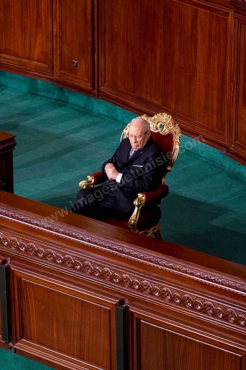 31 décembre 2014 : Béji Caïd Essebsi, vainqueur de l’élection présidentielle du 21 décembre, a prêté serment, mercredi 31 décembre 2014, devant les députés de l’Assemblée des représentants du peuple (ARP), des ministres et des personnalités nationales et des ambassadeurs de l’étranger, devenant ainsi le premier président de la deuxième République tunisienne.M. Caïd Essebsi a rendu hommage durant son discours aux martyrs de la Tunisie à l’instar de Farhat Hached, Hedi Chaker, Mohamed Bouazizi, Lotfi Nagdh, Chokri Belaid et Mohamed Brahmi.  Il a indiqué qu’il sera le président de tous les Tunisiens sans exception en appelant à l’unité nationale et a promis de respecter la constitution et à assurer la transparence.