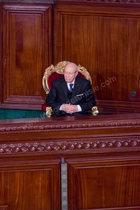 31 décembre 2014 : Béji Caïd Essebsi, vainqueur de l’élection présidentielle du 21 décembre, a prêté serment, mercredi 31 décembre 2014, devant les députés de l’Assemblée des représentants du peuple (ARP), des ministres et des personnalités nationales et des ambassadeurs de l’étranger, devenant ainsi le premier président de la deuxième République tunisienne.M. Caïd Essebsi a rendu hommage durant son discours aux martyrs de la Tunisie à l’instar de Farhat Hached, Hedi Chaker, Mohamed Bouazizi, Lotfi Nagdh, Chokri Belaid et Mohamed Brahmi.  Il a indiqué qu’il sera le président de tous les Tunisiens sans exception en appelant à l’unité nationale et a promis de respecter la constitution et à assurer la transparence.