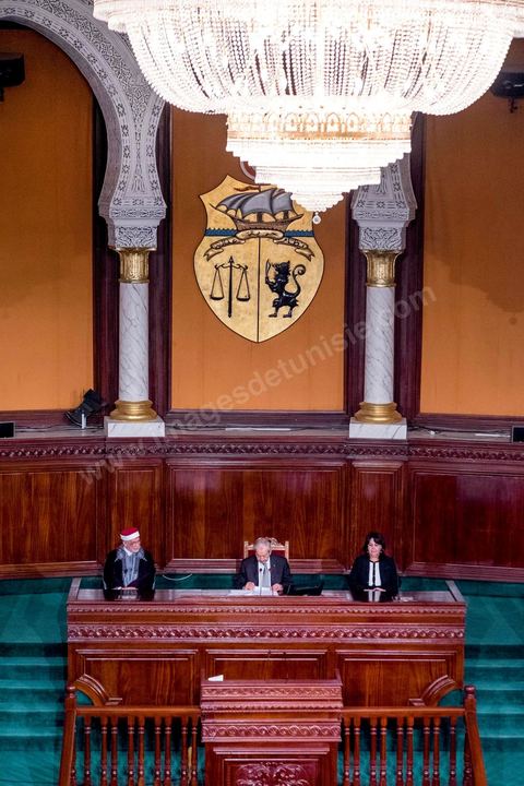 31 décembre 2014 : Béji Caïd Essebsi, vainqueur de l’élection présidentielle du 21 décembre, a prêté serment, mercredi 31 décembre 2014, devant les députés de l’Assemblée des représentants du peuple (ARP), des ministres et des personnalités nationales et des ambassadeurs de l’étranger, devenant ainsi le premier président de la deuxième République tunisienne.M. Caïd Essebsi a rendu hommage durant son discours aux martyrs de la Tunisie à l’instar de Farhat Hached, Hedi Chaker, Mohamed Bouazizi, Lotfi Nagdh, Chokri Belaid et Mohamed Brahmi.  Il a indiqué qu’il sera le président de tous les Tunisiens sans exception en appelant à l’unité nationale et a promis de respecter la constitution et à assurer la transparence.