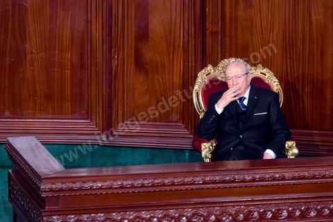 31 décembre 2014 : Béji Caïd Essebsi, vainqueur de l’élection présidentielle du 21 décembre, a prêté serment, mercredi 31 décembre 2014, devant les députés de l’Assemblée des représentants du peuple (ARP), des ministres et des personnalités nationales et des ambassadeurs de l’étranger, devenant ainsi le premier président de la deuxième République tunisienne.M. Caïd Essebsi a rendu hommage durant son discours aux martyrs de la Tunisie à l’instar de Farhat Hached, Hedi Chaker, Mohamed Bouazizi, Lotfi Nagdh, Chokri Belaid et Mohamed Brahmi.  Il a indiqué qu’il sera le président de tous les Tunisiens sans exception en appelant à l’unité nationale et a promis de respecter la constitution et à assurer la transparence.