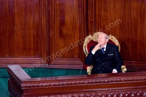 31 décembre 2014 : Béji Caïd Essebsi, vainqueur de l’élection présidentielle du 21 décembre, a prêté serment, mercredi 31 décembre 2014, devant les députés de l’Assemblée des représentants du peuple (ARP), des ministres et des personnalités nationales et des ambassadeurs de l’étranger, devenant ainsi le premier président de la deuxième République tunisienne.M. Caïd Essebsi a rendu hommage durant son discours aux martyrs de la Tunisie à l’instar de Farhat Hached, Hedi Chaker, Mohamed Bouazizi, Lotfi Nagdh, Chokri Belaid et Mohamed Brahmi.  Il a indiqué qu’il sera le président de tous les Tunisiens sans exception en appelant à l’unité nationale et a promis de respecter la constitution et à assurer la transparence.