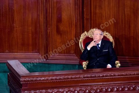 31 décembre 2014 : Béji Caïd Essebsi, vainqueur de l’élection présidentielle du 21 décembre, a prêté serment, mercredi 31 décembre 2014, devant les députés de l’Assemblée des représentants du peuple (ARP), des ministres et des personnalités nationales et des ambassadeurs de l’étranger, devenant ainsi le premier président de la deuxième République tunisienne.M. Caïd Essebsi a rendu hommage durant son discours aux martyrs de la Tunisie à l’instar de Farhat Hached, Hedi Chaker, Mohamed Bouazizi, Lotfi Nagdh, Chokri Belaid et Mohamed Brahmi.  Il a indiqué qu’il sera le président de tous les Tunisiens sans exception en appelant à l’unité nationale et a promis de respecter la constitution et à assurer la transparence.