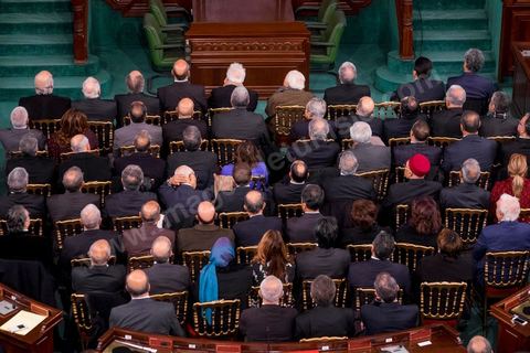31 décembre 2014 : Béji Caïd Essebsi, vainqueur de l’élection présidentielle du 21 décembre, a prêté serment, mercredi 31 décembre 2014, devant les députés de l’Assemblée des représentants du peuple (ARP), des ministres et des personnalités nationales et des ambassadeurs de l’étranger, devenant ainsi le premier président de la deuxième République tunisienne.M. Caïd Essebsi a rendu hommage durant son discours aux martyrs de la Tunisie à l’instar de Farhat Hached, Hedi Chaker, Mohamed Bouazizi, Lotfi Nagdh, Chokri Belaid et Mohamed Brahmi.  Il a indiqué qu’il sera le président de tous les Tunisiens sans exception en appelant à l’unité nationale et a promis de respecter la constitution et à assurer la transparence.