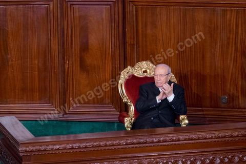31 décembre 2014 : Béji Caïd Essebsi, vainqueur de l’élection présidentielle du 21 décembre, a prêté serment, mercredi 31 décembre 2014, devant les députés de l’Assemblée des représentants du peuple (ARP), des ministres et des personnalités nationales et des ambassadeurs de l’étranger, devenant ainsi le premier président de la deuxième République tunisienne.M. Caïd Essebsi a rendu hommage durant son discours aux martyrs de la Tunisie à l’instar de Farhat Hached, Hedi Chaker, Mohamed Bouazizi, Lotfi Nagdh, Chokri Belaid et Mohamed Brahmi.  Il a indiqué qu’il sera le président de tous les Tunisiens sans exception en appelant à l’unité nationale et a promis de respecter la constitution et à assurer la transparence.