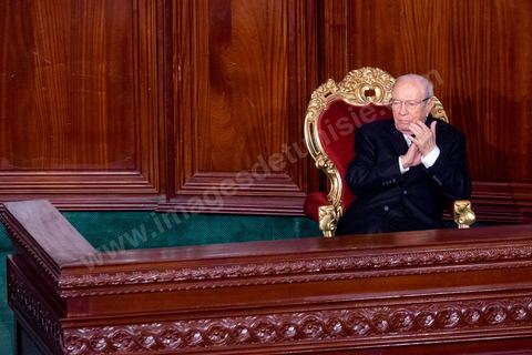 31 décembre 2014 : Béji Caïd Essebsi, vainqueur de l’élection présidentielle du 21 décembre, a prêté serment, mercredi 31 décembre 2014, devant les députés de l’Assemblée des représentants du peuple (ARP), des ministres et des personnalités nationales et des ambassadeurs de l’étranger, devenant ainsi le premier président de la deuxième République tunisienne.M. Caïd Essebsi a rendu hommage durant son discours aux martyrs de la Tunisie à l’instar de Farhat Hached, Hedi Chaker, Mohamed Bouazizi, Lotfi Nagdh, Chokri Belaid et Mohamed Brahmi.  Il a indiqué qu’il sera le président de tous les Tunisiens sans exception en appelant à l’unité nationale et a promis de respecter la constitution et à assurer la transparence.