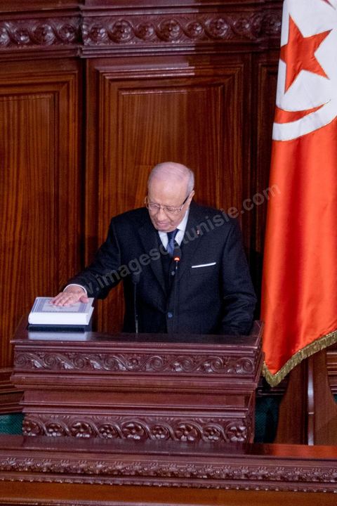 31 décembre 2014 : Béji Caïd Essebsi, vainqueur de l’élection présidentielle du 21 décembre, a prêté serment, mercredi 31 décembre 2014, devant les députés de l’Assemblée des représentants du peuple (ARP), des ministres et des personnalités nationales et des ambassadeurs de l’étranger, devenant ainsi le premier président de la deuxième République tunisienne.M. Caïd Essebsi a rendu hommage durant son discours aux martyrs de la Tunisie à l’instar de Farhat Hached, Hedi Chaker, Mohamed Bouazizi, Lotfi Nagdh, Chokri Belaid et Mohamed Brahmi.  Il a indiqué qu’il sera le président de tous les Tunisiens sans exception en appelant à l’unité nationale et a promis de respecter la constitution et à assurer la transparence.