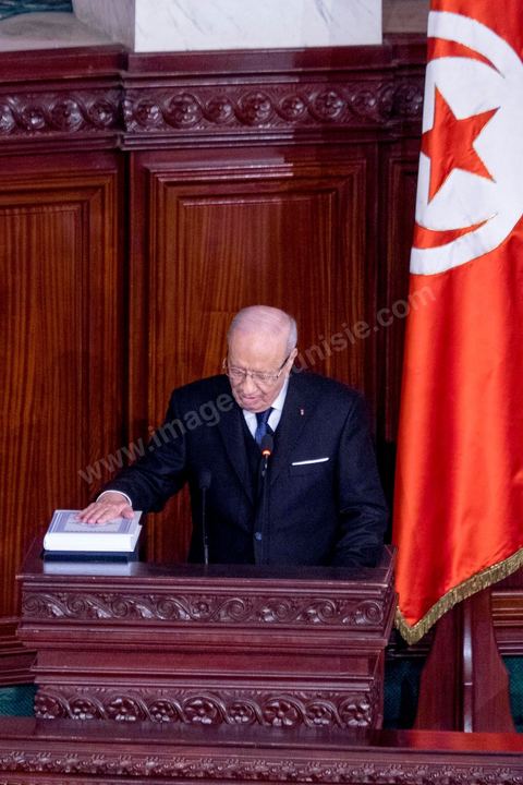 31 décembre 2014 : Béji Caïd Essebsi, vainqueur de l’élection présidentielle du 21 décembre, a prêté serment, mercredi 31 décembre 2014, devant les députés de l’Assemblée des représentants du peuple (ARP), des ministres et des personnalités nationales et des ambassadeurs de l’étranger, devenant ainsi le premier président de la deuxième République tunisienne.M. Caïd Essebsi a rendu hommage durant son discours aux martyrs de la Tunisie à l’instar de Farhat Hached, Hedi Chaker, Mohamed Bouazizi, Lotfi Nagdh, Chokri Belaid et Mohamed Brahmi.  Il a indiqué qu’il sera le président de tous les Tunisiens sans exception en appelant à l’unité nationale et a promis de respecter la constitution et à assurer la transparence.