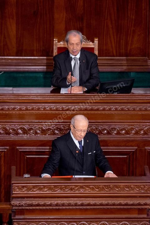 31 décembre 2014 : Béji Caïd Essebsi, vainqueur de l’élection présidentielle du 21 décembre, a prêté serment, mercredi 31 décembre 2014, devant les députés de l’Assemblée des représentants du peuple (ARP), des ministres et des personnalités nationales et des ambassadeurs de l’étranger, devenant ainsi le premier président de la deuxième République tunisienne.M. Caïd Essebsi a rendu hommage durant son discours aux martyrs de la Tunisie à l’instar de Farhat Hached, Hedi Chaker, Mohamed Bouazizi, Lotfi Nagdh, Chokri Belaid et Mohamed Brahmi.  Il a indiqué qu’il sera le président de tous les Tunisiens sans exception en appelant à l’unité nationale et a promis de respecter la constitution et à assurer la transparence.