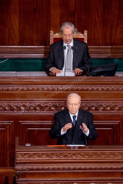 31 décembre 2014 : Béji Caïd Essebsi, vainqueur de l’élection présidentielle du 21 décembre, a prêté serment, mercredi 31 décembre 2014, devant les députés de l’Assemblée des représentants du peuple (ARP), des ministres et des personnalités nationales et des ambassadeurs de l’étranger, devenant ainsi le premier président de la deuxième République tunisienne.M. Caïd Essebsi a rendu hommage durant son discours aux martyrs de la Tunisie à l’instar de Farhat Hached, Hedi Chaker, Mohamed Bouazizi, Lotfi Nagdh, Chokri Belaid et Mohamed Brahmi.  Il a indiqué qu’il sera le président de tous les Tunisiens sans exception en appelant à l’unité nationale et a promis de respecter la constitution et à assurer la transparence.