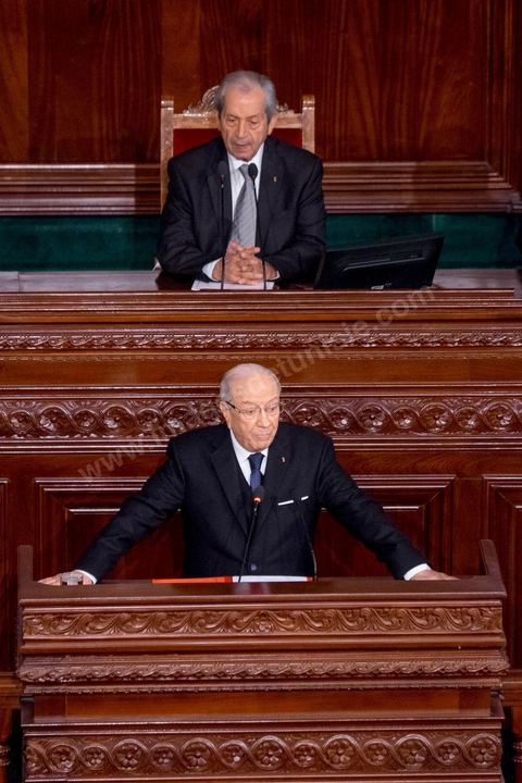 31 décembre 2014 : Béji Caïd Essebsi, vainqueur de l’élection présidentielle du 21 décembre, a prêté serment, mercredi 31 décembre 2014, devant les députés de l’Assemblée des représentants du peuple (ARP), des ministres et des personnalités nationales et des ambassadeurs de l’étranger, devenant ainsi le premier président de la deuxième République tunisienne.M. Caïd Essebsi a rendu hommage durant son discours aux martyrs de la Tunisie à l’instar de Farhat Hached, Hedi Chaker, Mohamed Bouazizi, Lotfi Nagdh, Chokri Belaid et Mohamed Brahmi.  Il a indiqué qu’il sera le président de tous les Tunisiens sans exception en appelant à l’unité nationale et a promis de respecter la constitution et à assurer la transparence.