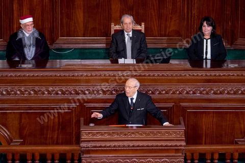 31 décembre 2014 : Béji Caïd Essebsi, vainqueur de l’élection présidentielle du 21 décembre, a prêté serment, mercredi 31 décembre 2014, devant les députés de l’Assemblée des représentants du peuple (ARP), des ministres et des personnalités nationales et des ambassadeurs de l’étranger, devenant ainsi le premier président de la deuxième République tunisienne.M. Caïd Essebsi a rendu hommage durant son discours aux martyrs de la Tunisie à l’instar de Farhat Hached, Hedi Chaker, Mohamed Bouazizi, Lotfi Nagdh, Chokri Belaid et Mohamed Brahmi.  Il a indiqué qu’il sera le président de tous les Tunisiens sans exception en appelant à l’unité nationale et a promis de respecter la constitution et à assurer la transparence.